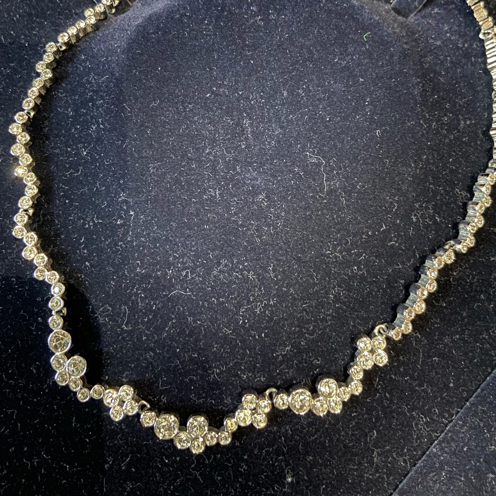 Swarovski necklace (without box but include a Swarovski jewellery pouch)
